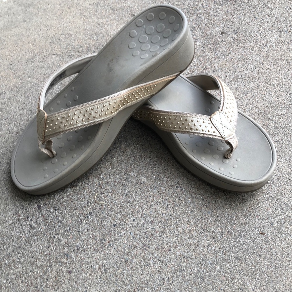 Vionic flip flops